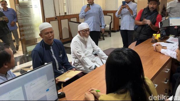 Momen Abu Bakar Ba'asyir datangi Balai Kota Solo titip surat mau temui Gibran, Senin (20/11/2023).
