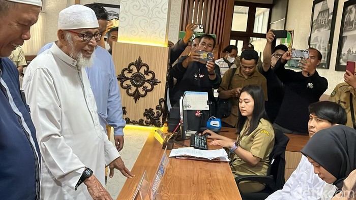 Momen Abu Bakar Ba'asyir datangi Balai Kota Solo titip surat mau temui Gibran, Senin (20/11/2023). Momen Abu Bakar Ba'asyir datangi Balai Kota Solo titip surat mau temui Gibran, Senin (20/11/2023).