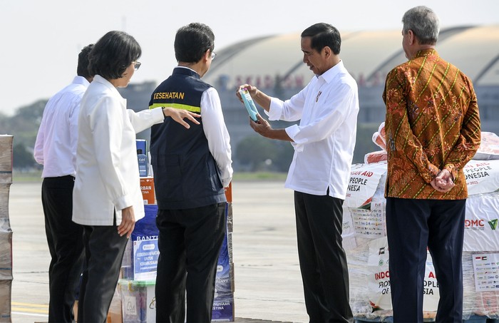 Presiden Joko Widodo menempelkan stiker saat melepas bantuan kemanuasiaan untuk Palestina di Pangkalan TNI AU Halim Perdanakusuma, Jakarta, Senin (20/11/2023). Presiden Joko Widodo melepas bantuan kemanusiaan tahap dua sebesar 21 ton berupa obat-obatan, makanan, hingga perlengkapan rumah sakit untuk masyarakat Gaza, Palestina yang bersumber dari anggaran pemerintah, perusahaan dan masyarakat.
