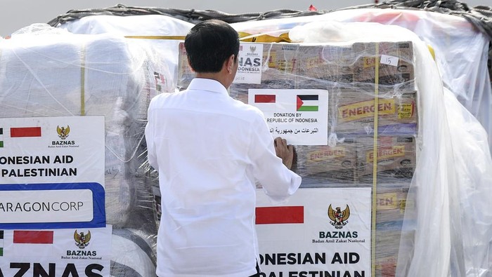 Presiden Joko Widodo menempelkan stiker saat melepas bantuan kemanuasiaan untuk Palestina di Pangkalan TNI AU Halim Perdanakusuma, Jakarta, Senin (20/11/2023). Presiden Joko Widodo melepas bantuan kemanusiaan tahap dua sebesar 21 ton berupa obat-obatan, makanan, hingga perlengkapan rumah sakit untuk masyarakat Gaza, Palestina yang bersumber dari anggaran pemerintah, perusahaan dan masyarakat.