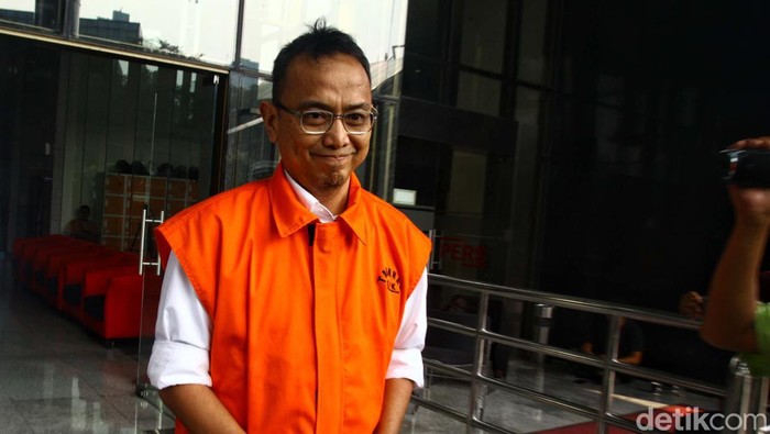 Momen Tersangka Korupsi Bansos Diborgol dan Masuk Mobil Tahanan Tersangka kasus korupsi Bansos di Kementerian Sosial Tahun 2020 Roni Ramdani selesai menjalani pemeriksaan. Ia tangan diborgol, ia berjalan ke mobil tahanan.
