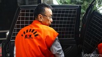 Dengan memakai rompi tahanan KPK, Roni masuk mobil yang telah menunggunya.  