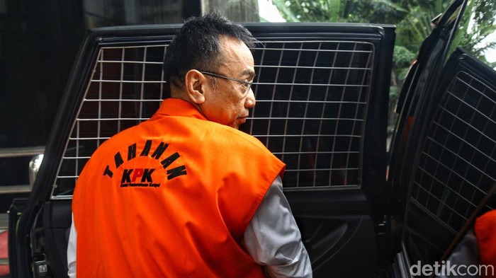 Momen Tersangka Korupsi Bansos Diborgol dan Masuk Mobil Tahanan Tersangka kasus korupsi Bansos di Kementerian Sosial Tahun 2020 Roni Ramdani selesai menjalani pemeriksaan. Ia tangan diborgol, ia berjalan ke mobil tahanan.