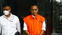 Tersangka kasus dugaan korupsi Roni Ramdani berjalan menuju mobil tahanan usai menjalani pemeriksaan di Gedung Merah Putih KPK Jakarta, Senin (20/11/2023).  