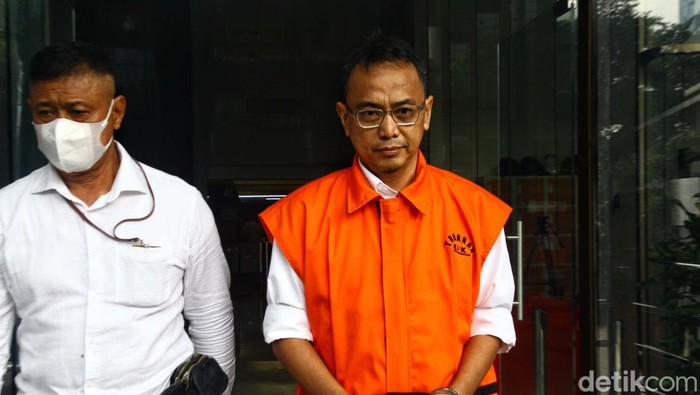 Momen Tersangka Korupsi Bansos Diborgol dan Masuk Mobil Tahanan Tersangka kasus korupsi Bansos di Kementerian Sosial Tahun 2020 Roni Ramdani selesai menjalani pemeriksaan. Ia tangan diborgol, ia berjalan ke mobil tahanan.