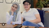Tak hanya sendirian, wanita lulusan kebidanan ini juga sempat terlihat berada di kafe bersama calon suaminya, Iqbal Fitrah Rosadi. Mereka berdua serasi menggunakan baju putih. Foto: Instagram @nadyamustikarahayu