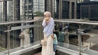 Kali ini Nadya Mustika sedang berpose di salah satu mall Jakarta bersama anaknya. Ia memegang segelas es kopi. Foto: Instagram @nadyamustikarahayu