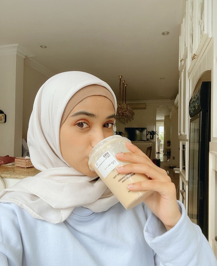 Nadya Mustika, Calon Adik Ipar Larissa Chou yang Hobi Ngopi Nadya Mustika, Calon Adik Ipar Larissa Chou yang Hobi Ngopi