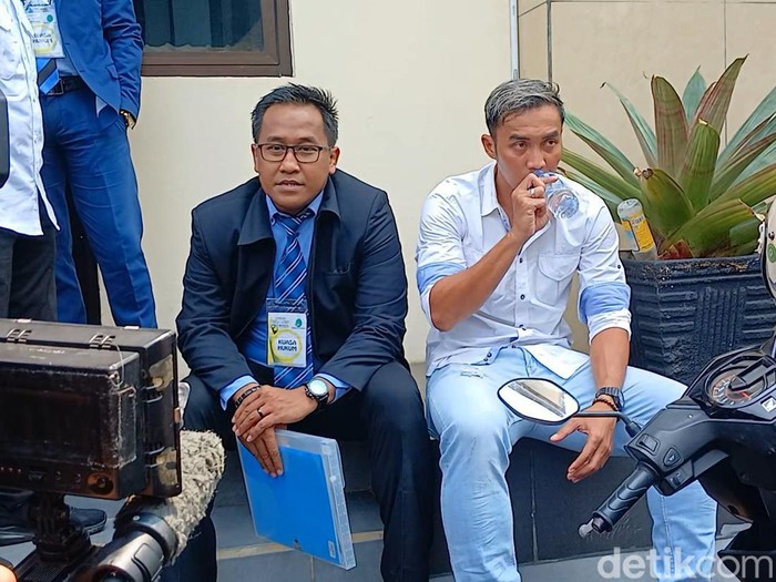 Okie Agustina dan Gunawan Dwi Cahyo saat mendatangi Pengadilan Agama Bogor.