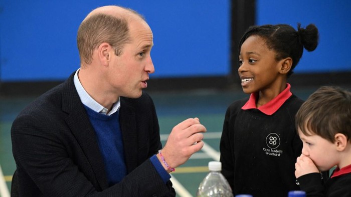 Britains Prince William, Prince of Wales speaks with children during a visit of the Millennium Powerhouse, a multi-service youth hub which works with a wide range of local organisations with a mission to create brighter futures for young people, in Moss Side neighbourhood, in Manchester, on November 16, 2023. (Photo by Oli SCARFF / POOL / AFP)