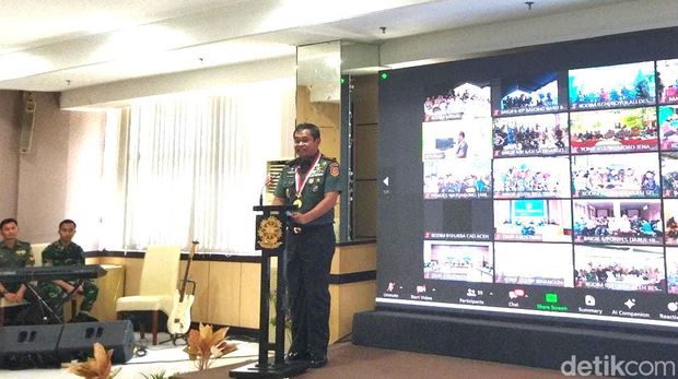 Pangkostrad Letjen Maruli Simanjuntak menerima penghargaan dari MURI atas rekor 'pengadaan air bersih terbanyak kepada masyarakat secara berkelanjutan'. (Kurniawan F/detikcom)