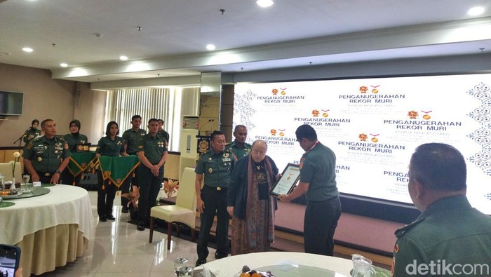 Pangkostrad Letjen Maruli Simanjuntak menerima penghargaan dari MURI atas rekor pengadaan air bersih terbanyak kepada masyarakat secara berkelanjutan. (Kurniawan F/detikcom)