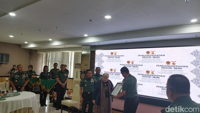 Pangkostrad Raih Penghargaan Muri