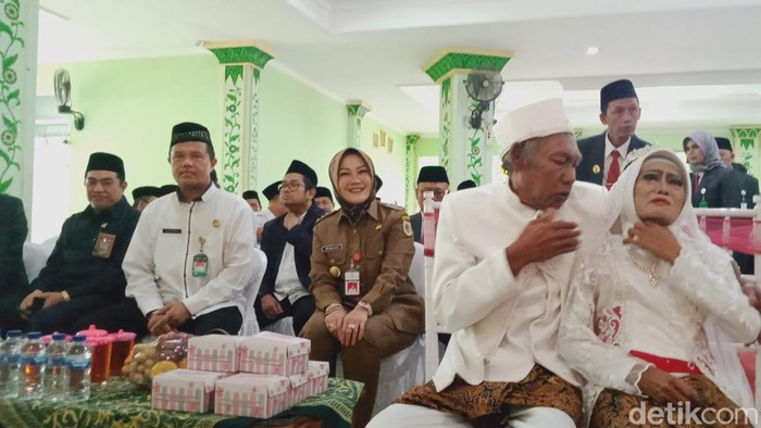 Pasangan lanjut usia Haryono (63) dan Sri Mulyani (70) ikut nikah massal di Klaten, Senin (20/11/2023).