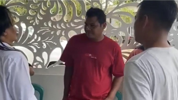 Pelaku (berbaju merah) saat diamankan petugas. (Foto: Dok. Polsek Guguak)