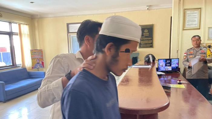 Pelaku pencabulan berinisial F saat ditahan di Polsek Nongsa.(dok Polsek Nongsa)