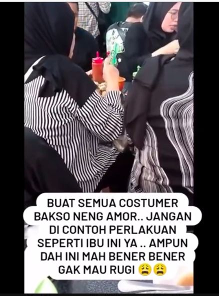 Pembeli kepergok bungkus bakso di warung ACYE