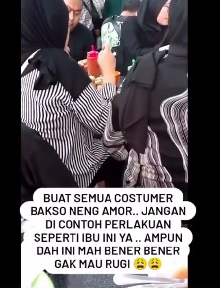 Pembeli kepergok bungkus bakso di warung ACYE
