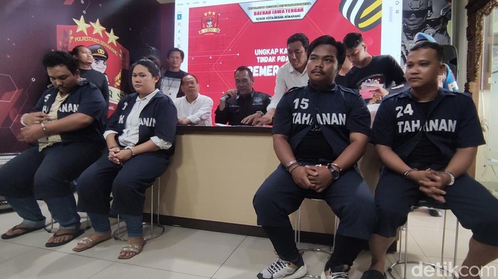 Para pelaku pemerasan menyaru wartawan ketika dihadirkan di Mapolrestabes Semarang, Senin (20/11/2023).