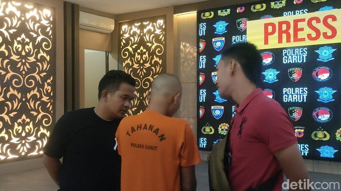 Penampakan koboi berpistol Garut berbaju tahanan.