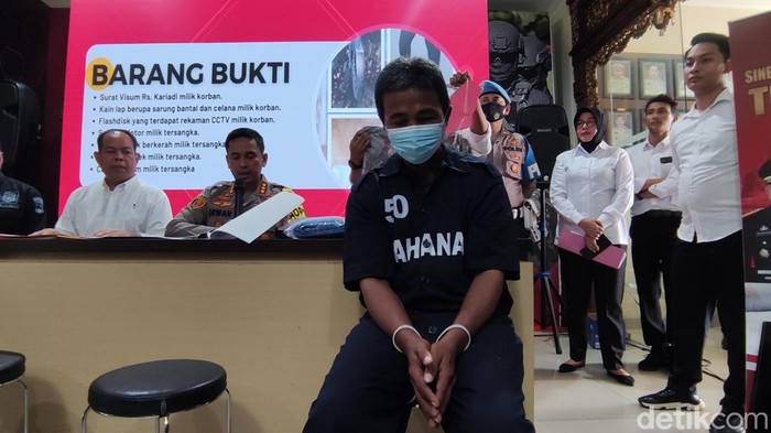 Sardi Basori, pelaku pencabulan anak berkebutuhan khusus saat dihadirkan di Mapolrestabes Semarang, Senin (20/11/2023).
