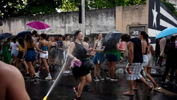 Fans of US singer Taylor Swift queue outside the Nilton Santos Olympic Stadium before Swifts concert, 