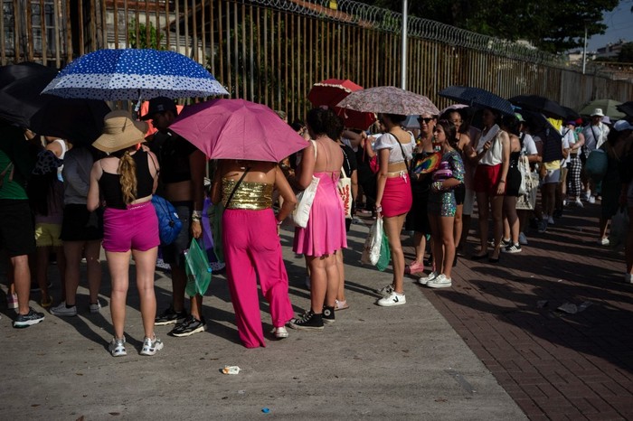 Penonton Konser Taylor Swift di Brasil Fans of US singer Taylor Swift queue outside the Nilton Santos Olympic Stadium before Swift's concert,