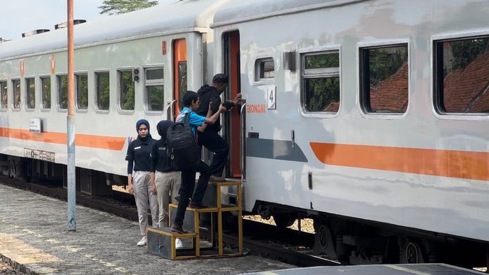 Penumpang kereta api di Stasiun Purwokerto. Diunggah Senin (20/11/2023).