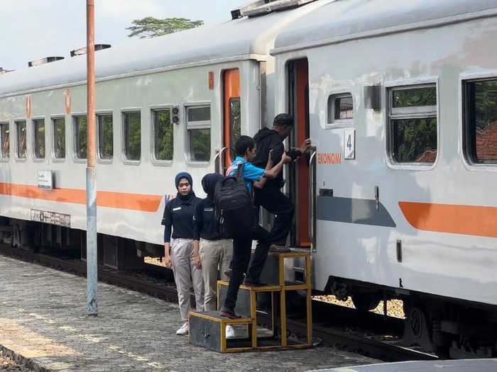 Penumpang kereta api di Stasiun Purwokerto. Diunggah Senin (20/11/2023).