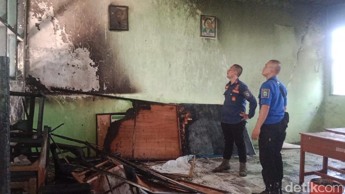 Petugas Damkar Kuningan melakukan investigasi penyebab kebakaran di salah satu ruangan kelas SMP Negeri Sindangagung, Senin (20/11) siang.