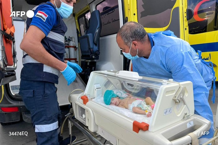 Petugas medis Mesir menyambut bayi dari Palestina (Sumber: AFP)