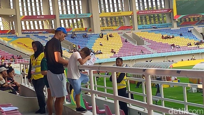 Bek Persis Solo Jaimerson, saat menonton laga Ekuador malawan Brasil di Stadion Manahan Solo, Senin (20/11/2023).