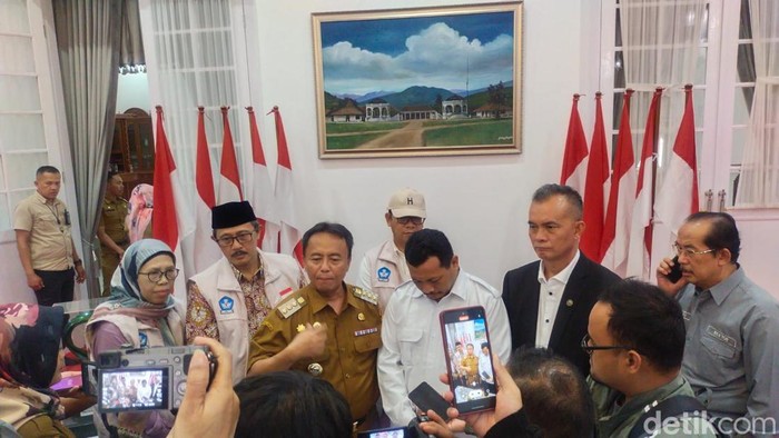 Pj Bupati Sumedang Herman Sumedang bersama pihak Lembaga Layanan Pendidikan Tinggi (LLDikti) Wilayah 4 saat memberikan keterangan kepada wartawan di Gedung Negara (GN), Sumedang, Senin (20/11/2023).