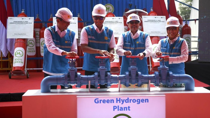 Pekerja mengecek tabung yang berisikan hidrogen di Pembangkit Listrik Tenaga Gas Uap (PLTGU) Tanjung Priok, Jakarta Utara, Senin (20/11/2023). PT. PLN (Persero) resmi menciptakan 21 unit hidrogen dengan kemampuan produksi hingga 199 ton hidrogen per tahunnya yang nantinya akan dimanfaatkan sebagai bahan bakar kendaraan mobil sebagai energi terbarukan. ANTARA FOTO/M Risyal Hidayat/tom.