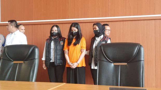 Polres Metro Jakarta Pusat (Jakpus) berhasil mengungkap penipuan penjualan tiket konser band Coldplay. Ghisca Debora Aritonang (GDA) ditetapkan sebagai tersangka. (Dok. Detikcom/Annisa AR)