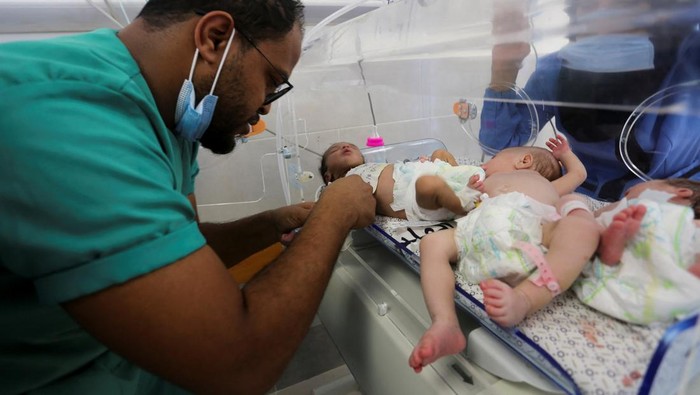 A premature baby which was evacuated from an incubator in Al Shifa Hospital in Gaza City is fed as it receives treatment at a hospital in Rafah, in the southern Gaza Strip, November 19, 2023. REUTERS/Hatem Khaled     TPX IMAGES OF THE DAY