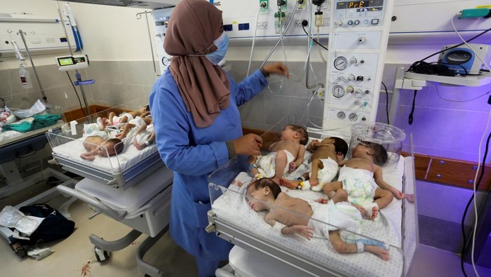 A premature baby which was evacuated from an incubator in Al Shifa Hospital in Gaza City is fed as it receives treatment at a hospital in Rafah, in the southern Gaza Strip, November 19, 2023. REUTERS/Hatem Khaled TPX IMAGES OF THE DAY