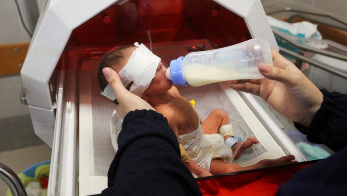 A premature baby which was evacuated from an incubator in Al Shifa Hospital in Gaza City is fed as it receives treatment at a hospital in Rafah, in the southern Gaza Strip, November 19, 2023. REUTERS/Hatem Khaled     TPX IMAGES OF THE DAY