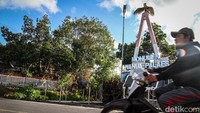 Saat memasuki desa ini, Anda dapat menemukan monumen Wanua Palaes yang artinya Kampung Palaes sebagai landmark desa berisi nama-nama tonaas (pendiri) serta hukum tua (kepala desa) yang menjabat dulu hingga kini.  