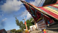Untuk menunjang pariwisata, warga Desa Palaes membangun homestay untuk wisatawan dengan kisaran harga Rp 250 ribu-Rp 350 ribu per malam.  