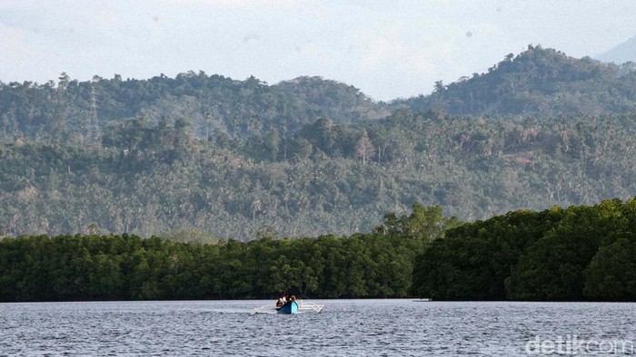 Desa Palaes di Minahasa Utara, Sulawesi Utara, sukses mengembangkan pariwisata dalam waktu 3 tahun. Desa Palaes memiliki pesona sebagai desa wisata di kawasan pesisir.