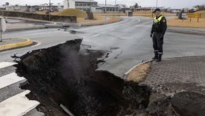 Potret Jalanan di Islandia Terbelah Akibat Aktivitas Gunung Berapi