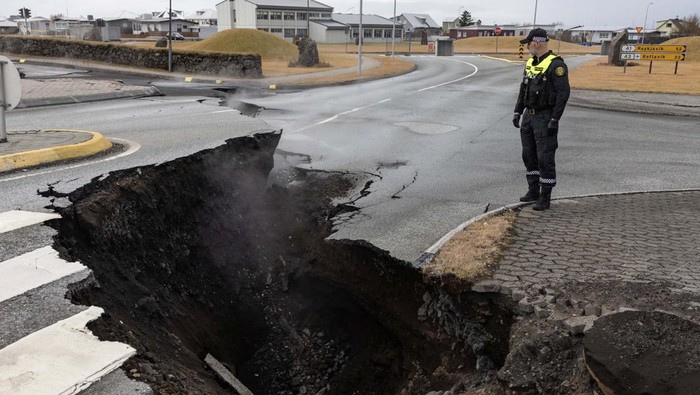 Potret Jalanan di Islandia Terbelah Akibat Aktivitas Gunung Berapi General view of the town of Grindavik, which was evacuated due to volcanic activity, in Iceland, November 17, 2023. REUTERS/Marko Djurica TPX IMAGES OF THE DAY