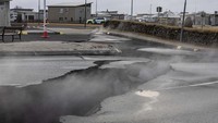 Retakan besar terlihat di tanah yang melintasi pusat kota Grindavik, sehingga jalan utamanya tidak dapat dilewati. Tanah di beberapa tempat telah tenggelam lebih dari satu meter.  