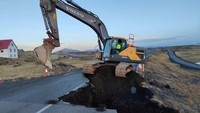 Pihak berwenang mengatakan mereka sedang mempersiapkan pembangunan tanggul besar yang dirancang untuk mengalihkan aliran lava di sekitar pembangkit listrik tenaga panas bumi Svartsengi, yang terletak sekitar 6 kilometer dari Grindavik.  