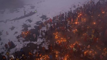 Di sana, sering diadakan perayaan yang dikenal dengan Festival Chhath Puja, di mana masyarakat akan mengabdikan diri dengan membenamkan tubuh ke air Sungai Yamuna. Foto: REUTERS/ANUSHREE FADNAVIS