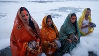 Ritual itu digelar di Sungai Yamuna yang berbusa.  