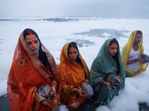 Iyuh! Sambut Festival Dewa Matahari, Sungai Suci di India Dipenuhi Busa