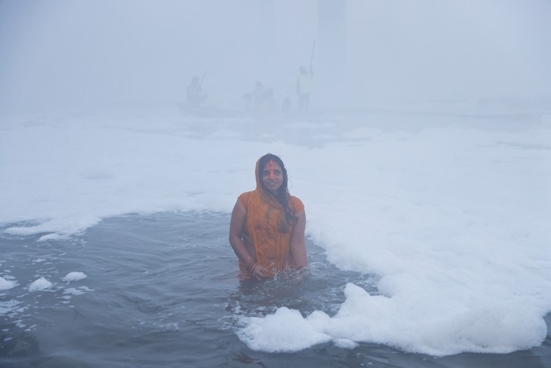 Hindu devotees worship the Sun god as they stand amidst the foam covering the polluted Yamuna river during the Hindu religious festival of Chhath Puja on a smoggy morning in New Delhi, India, November 20, 2023. REUTERS/Anushree Fadnavis     TPX IMAGES OF THE DAY
