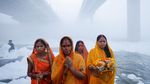 Potret Warga India Gelar Ritual di Sungai Penuh Limbah Beracun